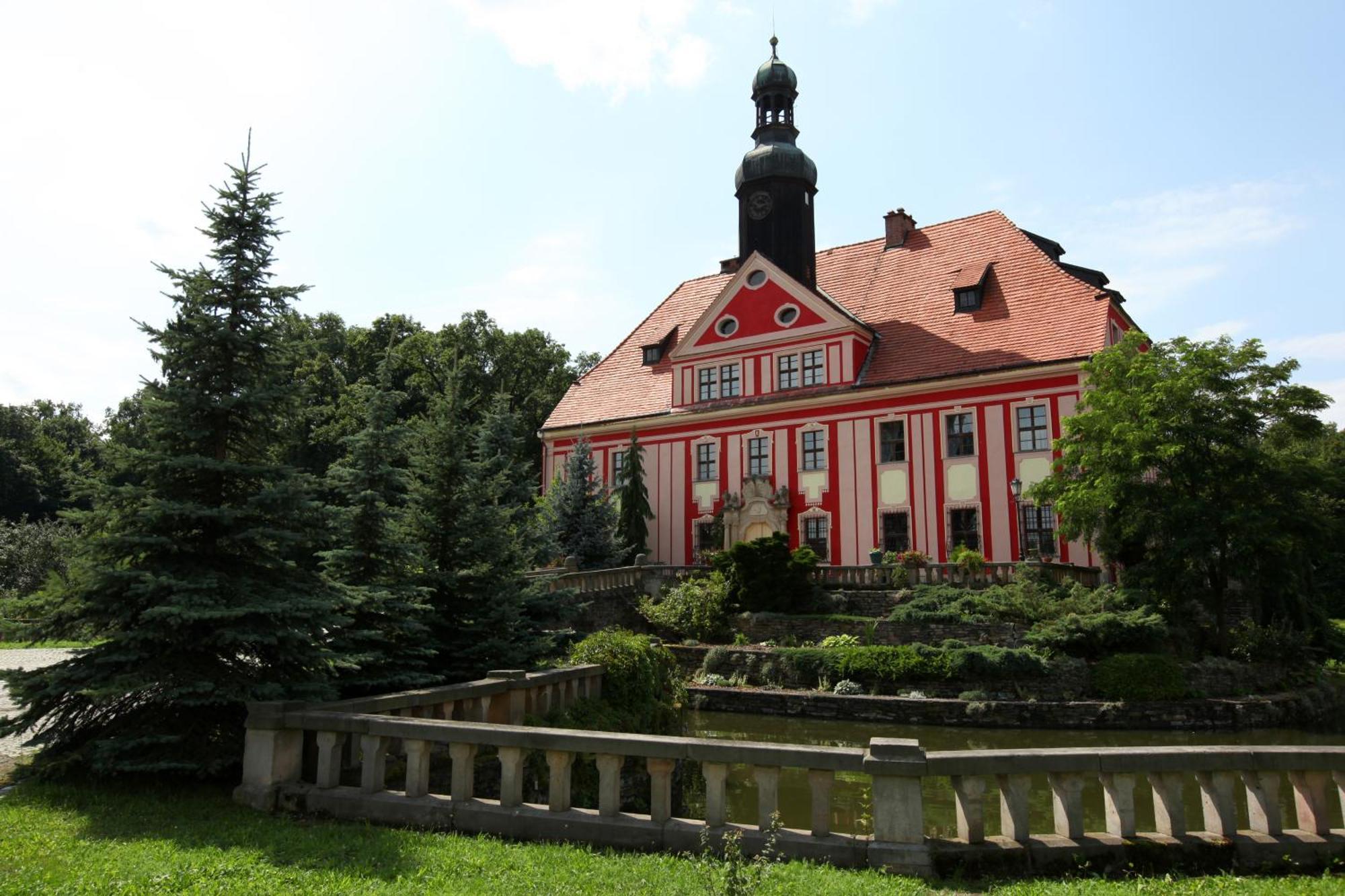Boutique Palac Warmatowice Sienkiewiczowskie 莱格尼察 外观 照片